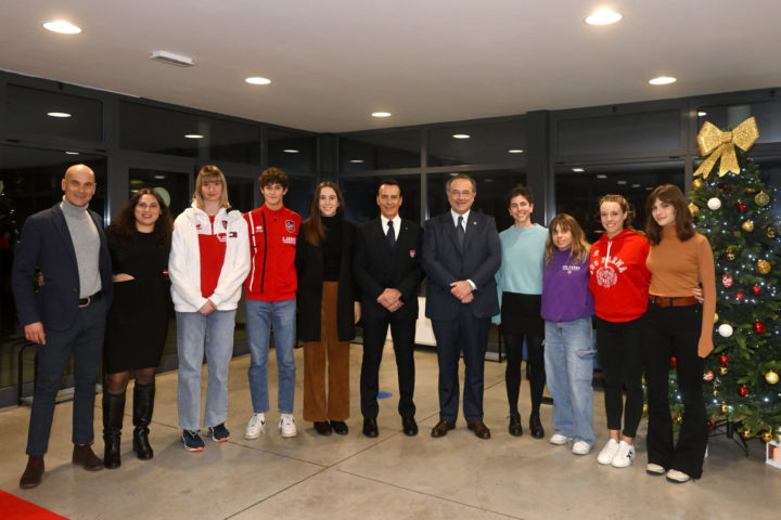 020 Ventura e Andrei con gruppo atleti premiati